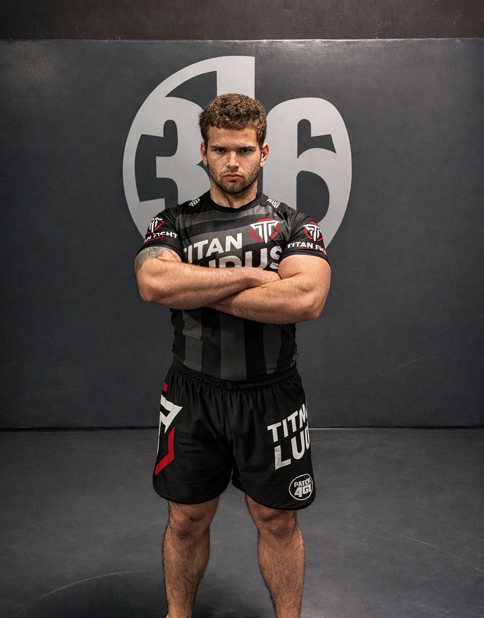 Tomás Peñafiel, con los brazos cruzados, en el tatami de su gimnasio